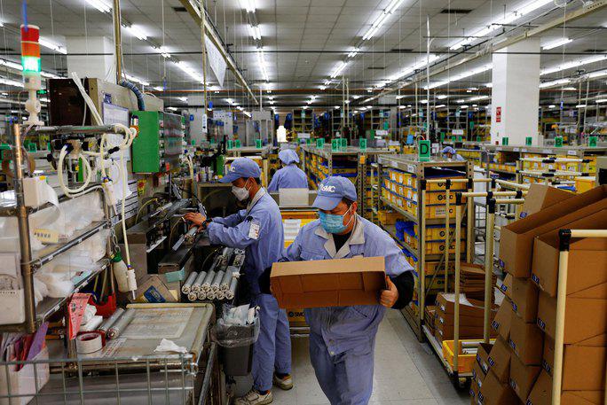 Hoạt động nhà máy của Trung Quốc phục hồi rõ rệt sau thay đổi chính sách COVID-19. Trong ảnh: Các nhân viên làm việc tại một nhà máy của Tập đoàn SMC (Bắc Kinh - Trung Quốc) hồi tháng 1-2023 Ảnh: REUTERS