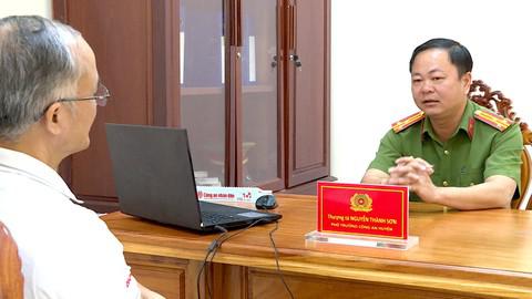 Thượng tá Nguyễn Thành Sơn, Phó trưởng Công an huyện Phú Riềng trao đổi với phóng viên