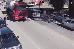 Clip: Nữ tài xế mở cửa bất cẩn khiến người đi xe máy ngã vào gầm xe bồn