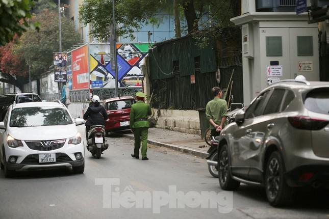 Thực hiện Kế hoạch của thành phố "giành lại vỉa hè phong quang, sạch đẹp cho người đi bộ", quận Hoàn Kiếm, lực lượng chức năng phường Trần Hưng Đạo (quận Hoàn Kiếm) triển khai lực lượng đi kiểm tra, xử lý các trường hợp vi phạm quy định về dừng đỗ phương tiện trên địa bàn phường. Ảnh: Trường Phong