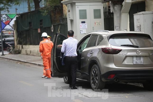 Một lái xe khác cũng được yêu cầu di chuyển xe khỏi lòng đường phố Trần Quốc Toản. Ảnh: Trường Phong