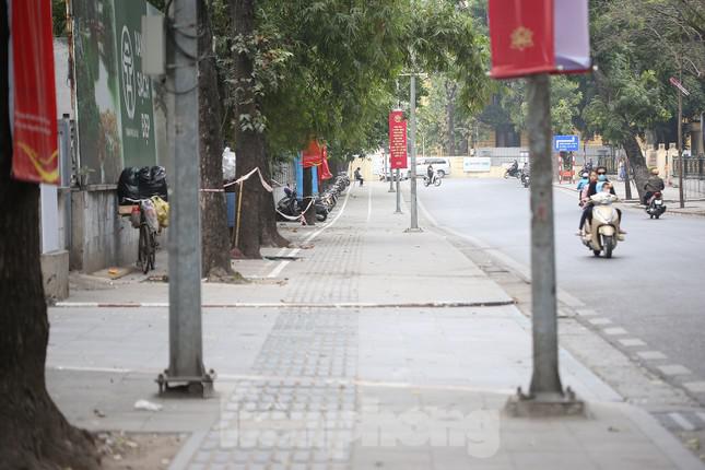 Khu vực đối diện số 5 - 15 Trần Bình Trọng trước đây vốn là một điểm trông giữ xe ô tô, hiện đã bị quận Hoàn Kiếm thu hồi giấy phép. Theo ghi nhận của phóng viên, vỉa hè khu vực này đã "phong quang, sạch đẹp". Lãnh đạo công an phường Trần Hưng Đạo cho biết, lực lượng chức năng sẽ xử lý nghiêm các trường hợp vi phạm. Ảnh: Trường Phong