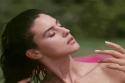 Đời sống Showbiz - 2 con gái tuổi trăng tròn, phổng phao gợi cảm chẳng kém mẹ minh tinh thế giới