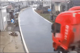 Ô tô - Clip: Trời mưa đường trơn xe ben phóng nhanh phanh gấp "cực khét"