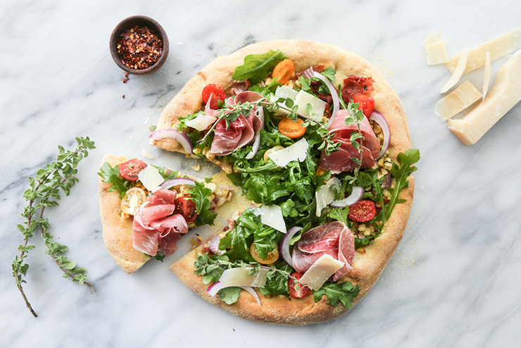 Pizza ngô với rau cải: Bạn có thể sử dụng đế bánh pizza bán sẵn, thêm các topping như ngô, thịt xông khói, phô mai. Sau khi pizza chín thì cho thêm rau cải rocket vào, ăn kèm với tương ớt rất ngon.
