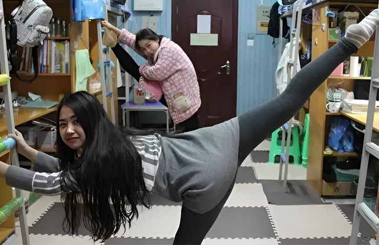 Ngoài trang phục, tư thế tạo dáng kém duyên cũng gây tranh cãi không kém.
