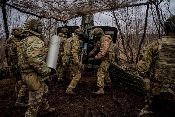 Binh sĩ Ukraine nạp đạn cho lựu pháo cỡ 152mm.