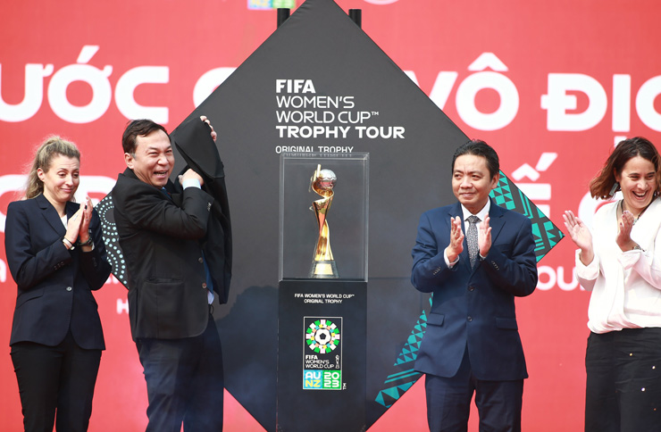 Khoảnh khắc chiếc Cúp vàng World Cup Nữ 2023 chính thức "lộ diện" tại Việt Nam