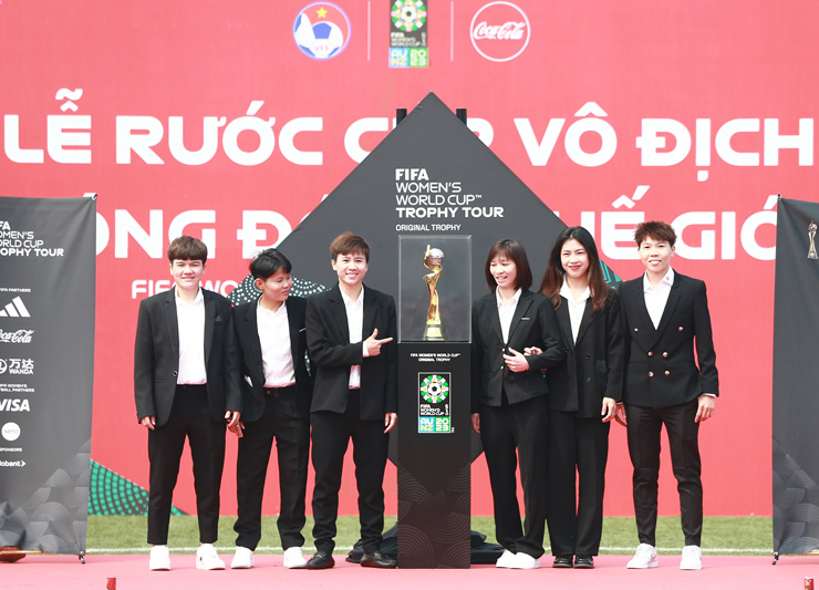 Thanh Nhã (thứ 2 từ phải sang) cùng đồng đội chụp ảnh lưu niệm