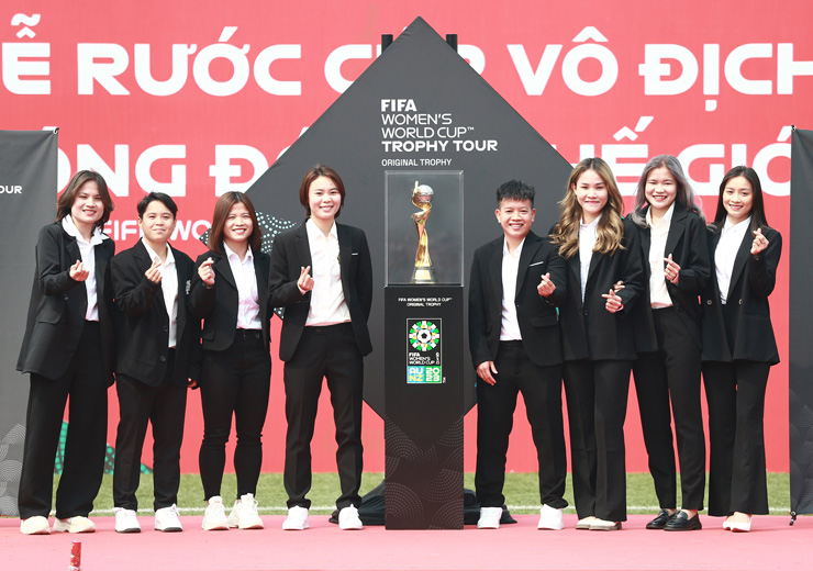 Chương Thị Kiều (thứ 3 từ phải sang) cùng đồng đội quyết tâm thi đấu tốt tại World Cup 2023