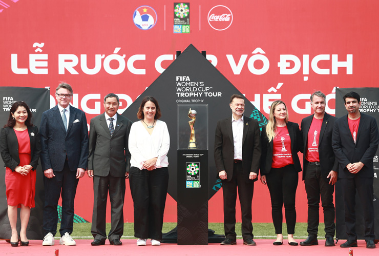 Hai HLV trưởng đội tuyển nam, nữ Việt Nam chụp ảnh cùng các thành viên ban tổ chức