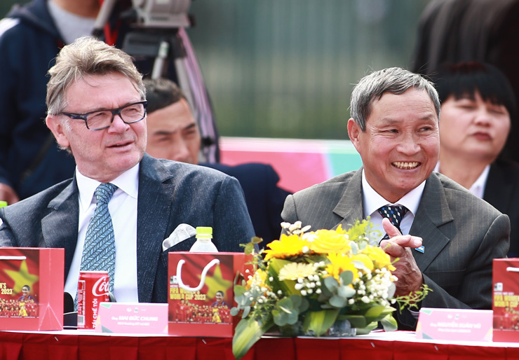 HLV đội tuyển bóng đá nữ Mai Đức Chung (phải) ngồi cạnh ông Philippe Troussier (trái), tân HLV trưởng đội tuyển bóng đá nam