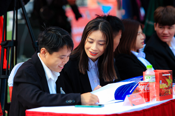 Các tuyển thủ nữ hào hứng trong chương trình ra mắt chiếc cúp danh giá