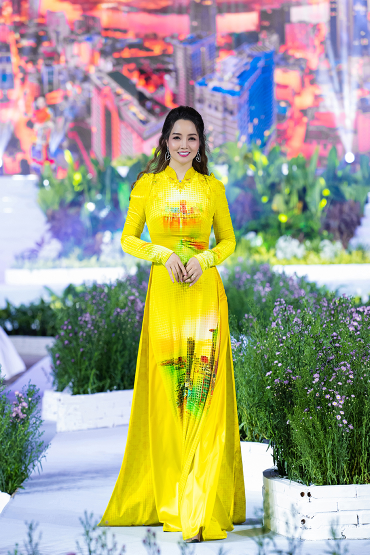 Thạc sĩ, diễn viên, nhà sản xuất Mai Thu Huyền trong một thiết kế Ngọc Viễn Đông thể hiện vẻ đẹp của thành phố Hồ Chí Minh ven sông trên nền chất liệu nhung ánh vàng được xử lý theo phong cách mosai