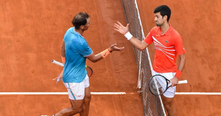 Djokovic (bên phải) chia sẻ sau khi kỷ lục của Nadal (trái) tạm dừng lại