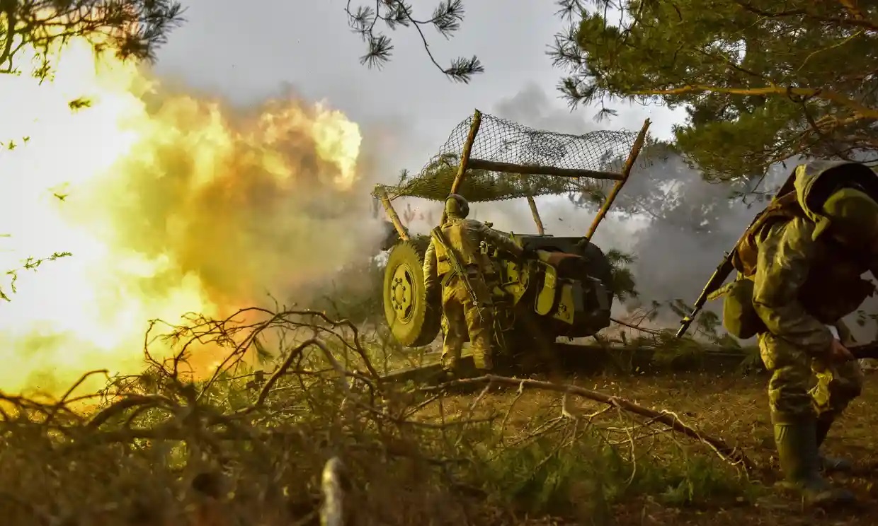 Binh sĩ Ukraine nã pháo ở Bakhmut (ảnh: CNN)Binh sĩ Ukraine nã pháo ở Bakhmut (ảnh: CNN)