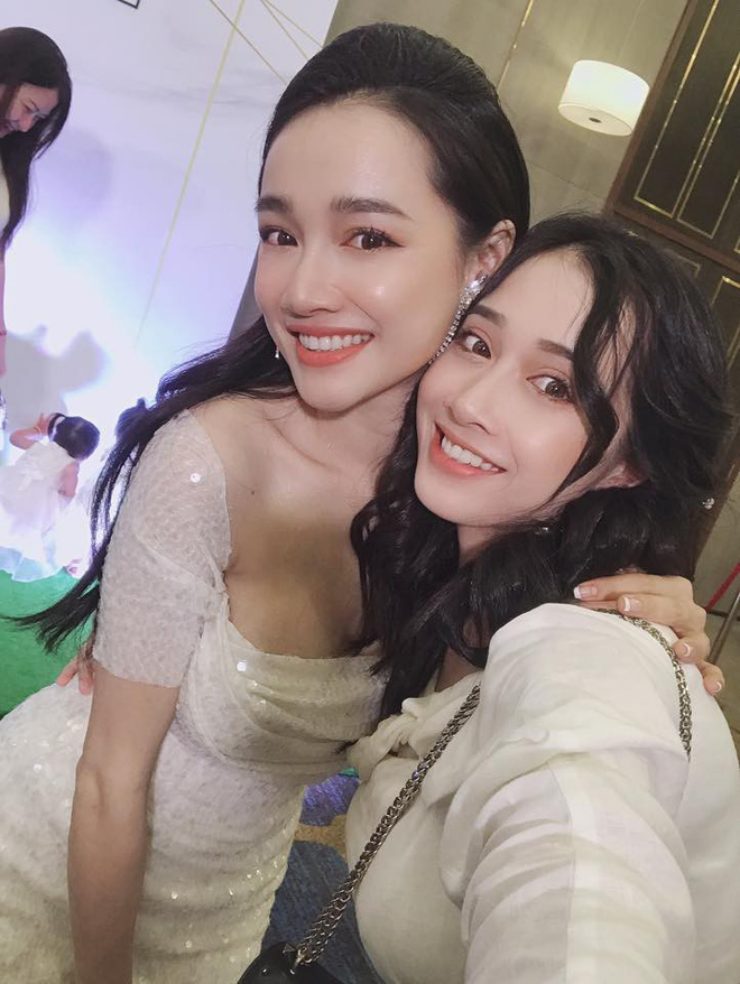 Nhã Phương và em gái 