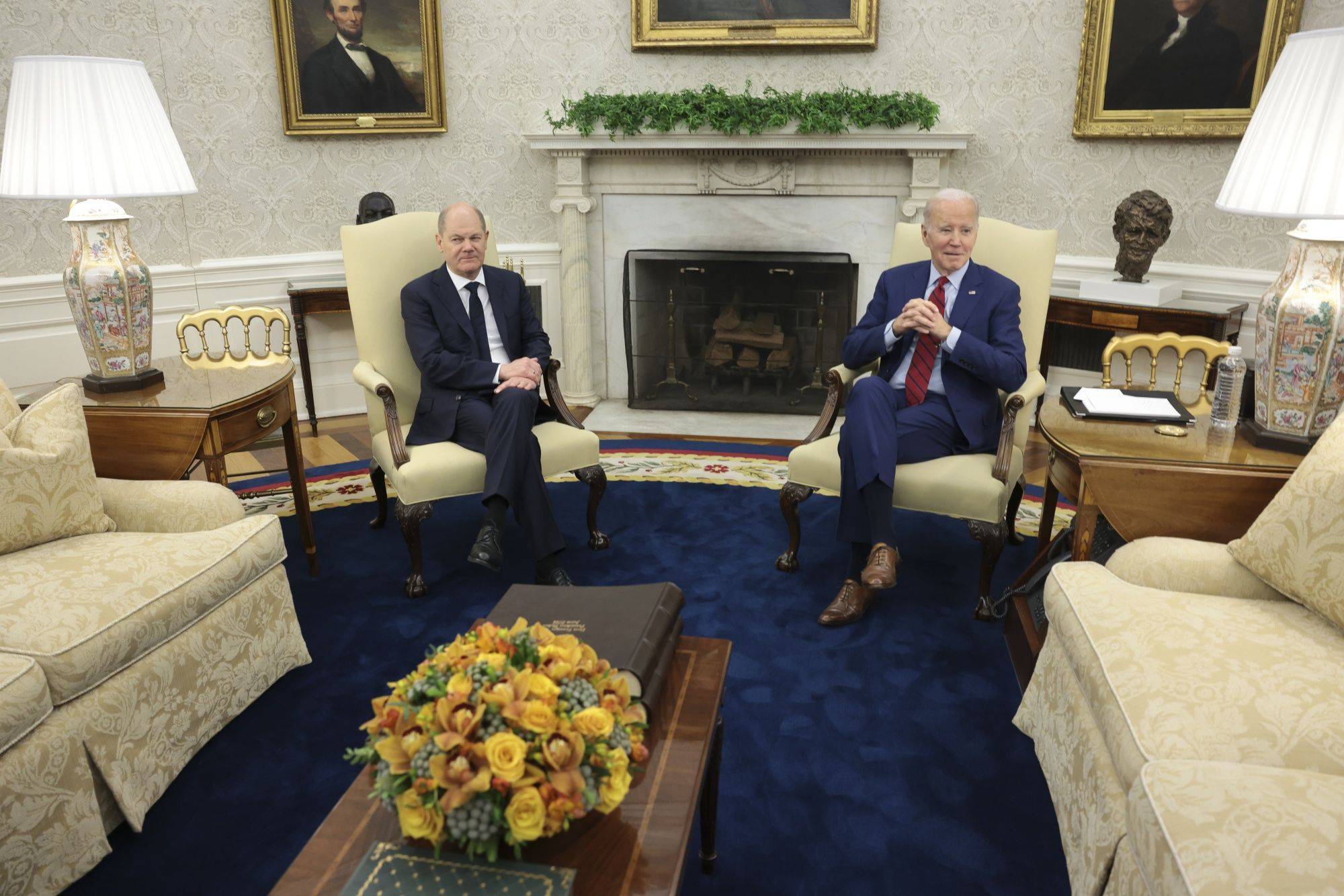 Thủ tướng Đức Olaf Scholz (trái) gặp Tổng thống Mỹ Joe Biden ở Nhà Trắng hôm 3/3.