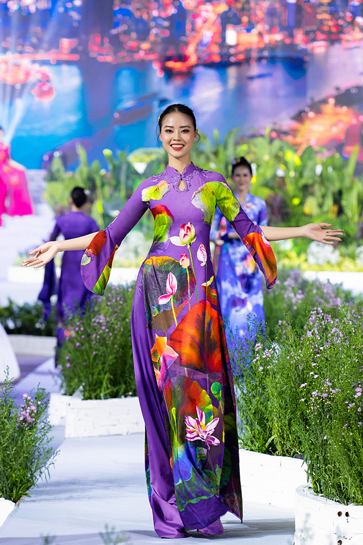 Mai Thu Huyền, Á hậu Miss Charm 2023 duyên dáng trong tà áo dài rực rỡ - 4