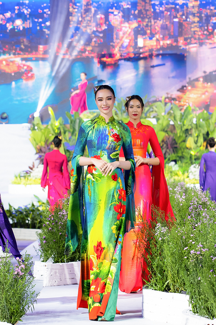 Mai Thu Huyền, Á hậu Miss Charm 2023 duyên dáng trong tà áo dài rực rỡ - 6