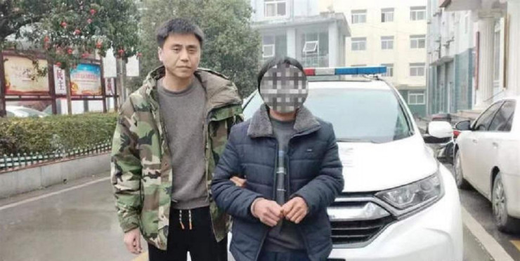 Cảnh sát bắt giữ Liu hồi đầu tháng 2. Ảnh:&nbsp;Oddity Central