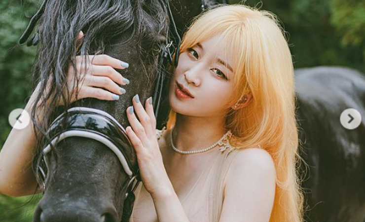 Người mẫu Woo Hyun cũng có những bộ ảnh tương tự với ngựa. Cô chọn váy dáng hai dây.
