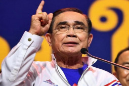 Thủ tướng Thái Lan rời khỏi cuộc họp báo khi được hỏi về cựu lãnh đạo Thaksin Shinawatra