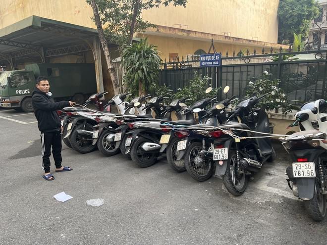 Đối tượng Nguyễn Văn Hoàn cùng số xe máy được xác định là tang vật của các vụ trộm cắp