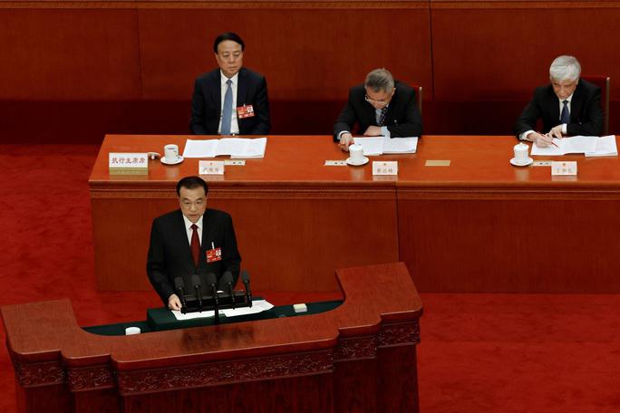 Thủ tướng Trung Quốc Lý Khắc Cường trình bày báo cáo tại phiên khai mạc NPC diễn ra ở Đại lễ đường Nhân dân (Bắc Kinh - Trung Quốc) hôm 5-3 - Ảnh: REUTERS
