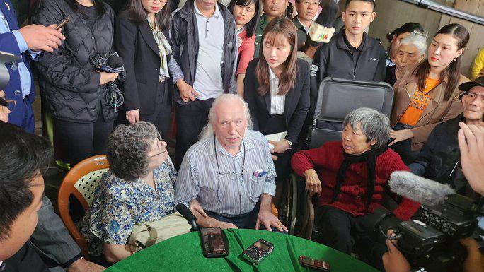 Vợ chồng cựu binh Mỹ Peter Mathews tại nhà ông Hà Huy Mỳ