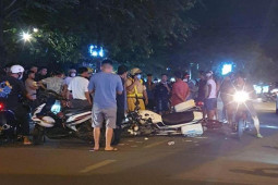 2 xe máy và mô tô CSGT ngã trên đường sau tiếng động mạnh, 2 người bị thương
