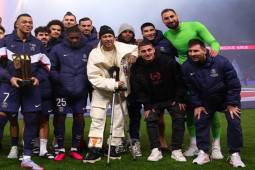 Bóng đá - Neymar chống nạng đến xem Mbappe phá kỷ lục của PSG, xóa tin đồn mâu thuẫn