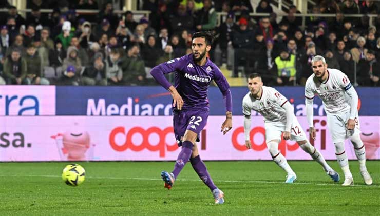 Nicolas Gonzalez sút penalty mở tỷ số cho Fiorentina trước AC Milan