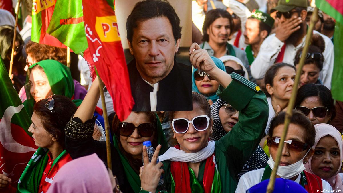 Nhóm người ủng hộ cầm ảnh của ông&nbsp;Imran Khan (ảnh: DW)
