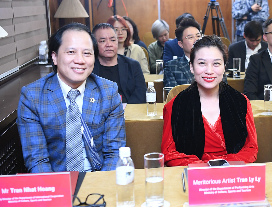 Ông Trần Nhất Hoàng - Phó Cục trưởng Cục Hợp tác Quốc tế và NSƯT Trần Ly Ly - Cục trưởng Cục Nghệ thuật Biểu diễn