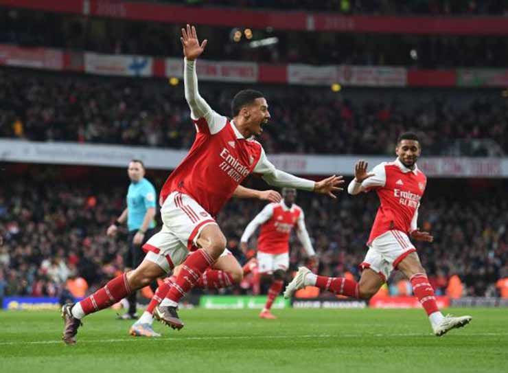 Arsenal tiếp tục giữ cách biệt 5 điểm ở vị trí đầu bảng sau màn ngược dòng kinh điển