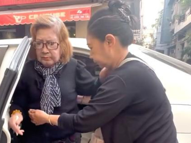 Đời sống Showbiz - NSƯT Diệu Hiền đi đứng khó khăn, khóc nấc tiễn NSƯT Vũ Linh