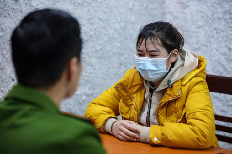  Công an lấy lời khai của đối tượng Lành. (Ảnh: Chiến Thắng) 