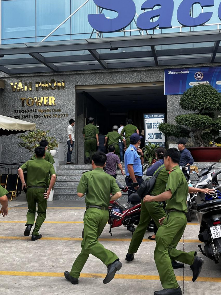 Công an TP.HCM ập vào trụ sở F88 trên địa bàn quận Gò Vấp, sáng 6-3. Ảnh: B.NGOC