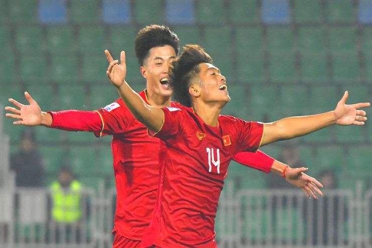 Quốc Việt (14) sau bàn thắng vào lưới U-20 Úc lại tiếp tục phá lưới U-20 Qatar. Ảnh: VFF