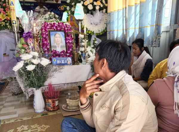 Gia đình tổ chức tang lễ cho các nạn nhân