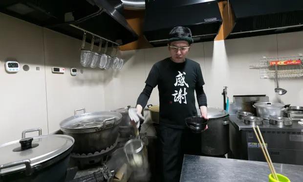 Takashi Nakamoto trong căn bếp quán mì của mình.