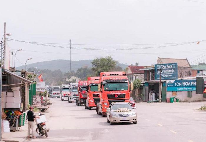 Chú rể Hà Tĩnh rước dâu bằng 20 xe container khiến dân mạng trầm trồ. (Ảnh: Tiền phong)