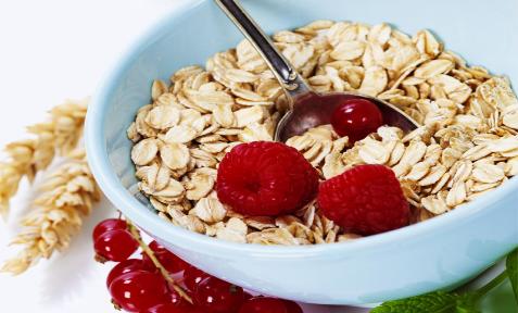 Ăn healthy có thể kết hợp mix sữa chua với yến mạch và các một số loại quả.