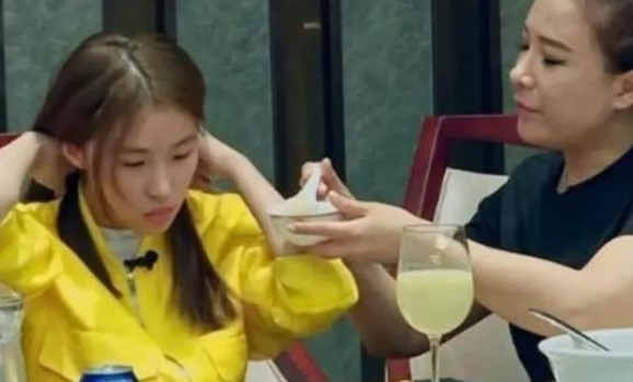 Cô gái trẻ gây xôn xao cộng đồng mạng vì cần người bón cơm dù đã 16 tuổi.