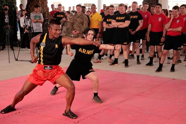 Nhà vô địch Buakaw dạy một số động tác võ Muay Thai cho binh sĩ Mỹ ở tỉnh Lopburi, ngày 5/3. Ảnh: Reuters