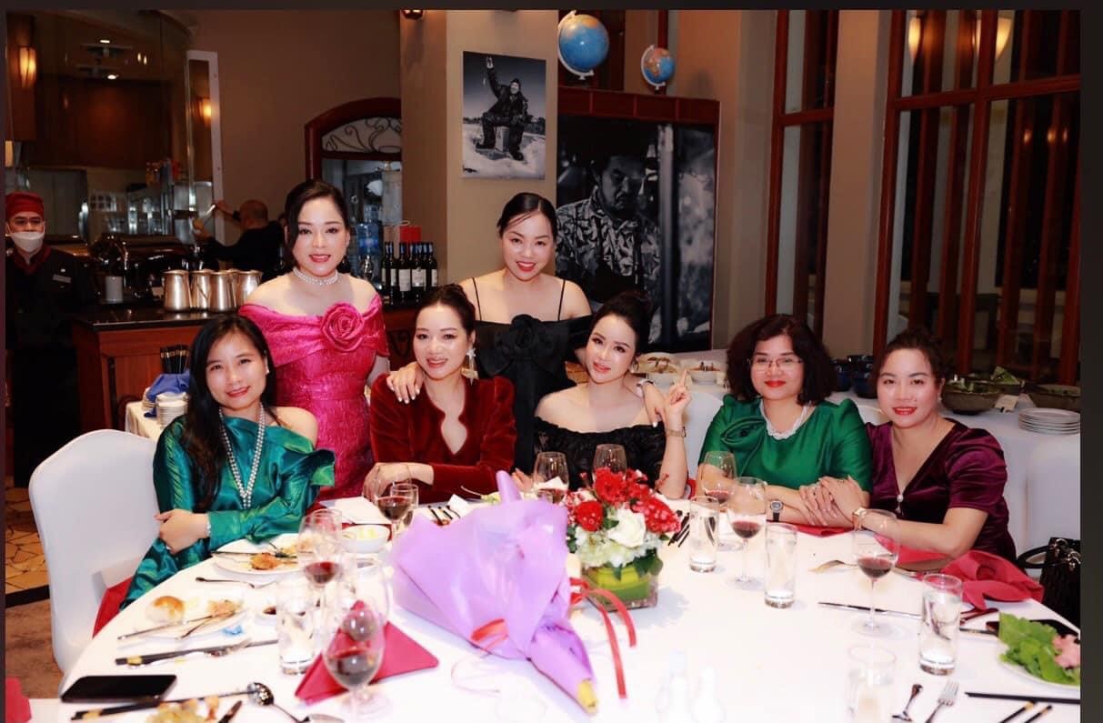 Nâng tầm trang phục với ngọc trai cao cấp.