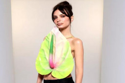 Thời trang - Emily Ratajkowski mặc đóa hồng môn khổng lồ tại Tuần lễ thời trang Paris