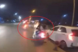 Tin tức trong ngày - Kinh hoàng "quái xế" tông văng chiến sĩ CSGT