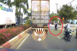 Xe máy - Xe đạp - Clip: "Rùng mình" nam sinh chui gầm xe tải thoát chết thần kỳ